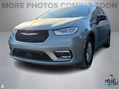 Used 2025 Chrysler Pacifica Select