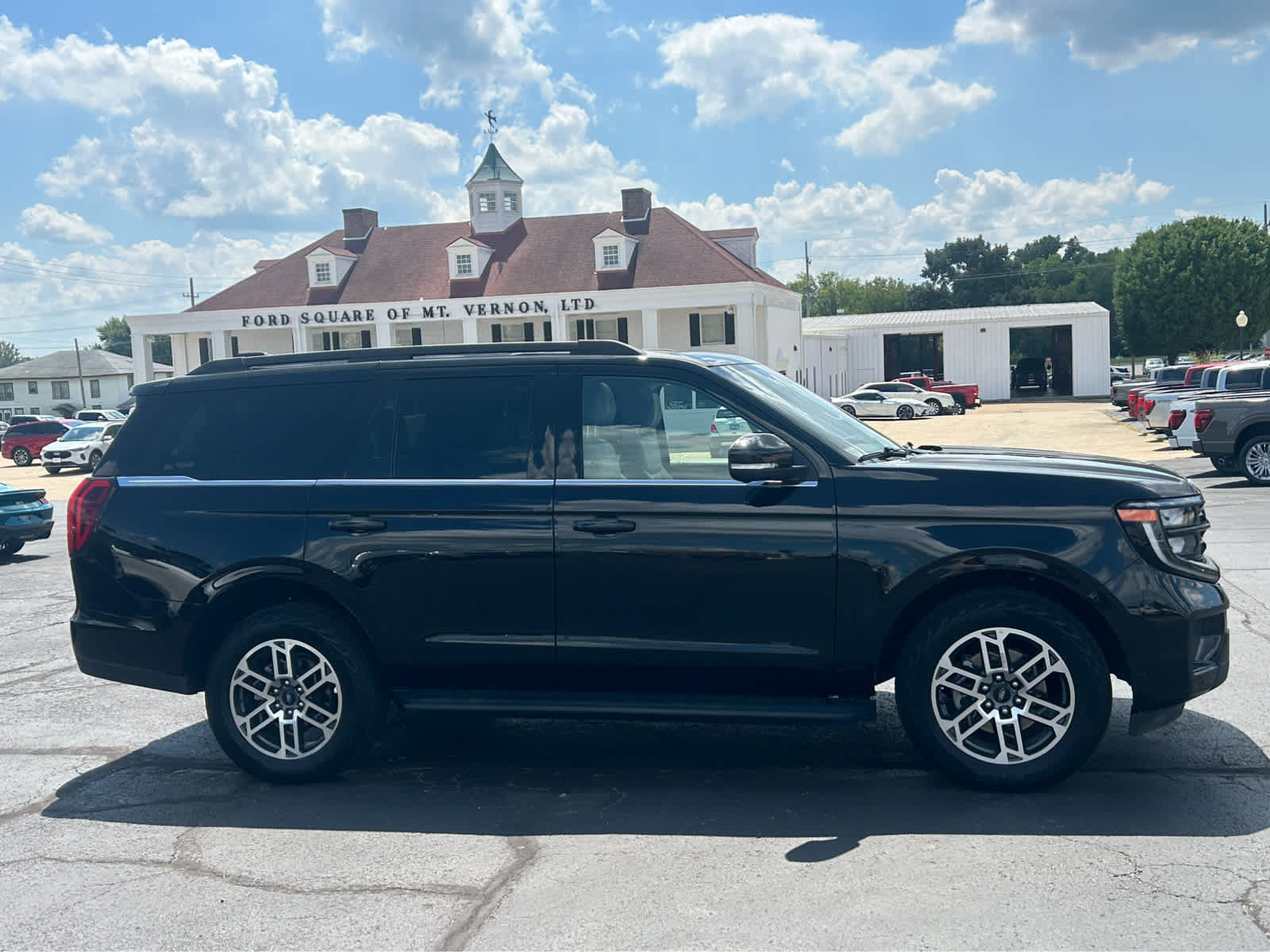 Certified 2025 Ford Expedition Active AWD/4WD image 5