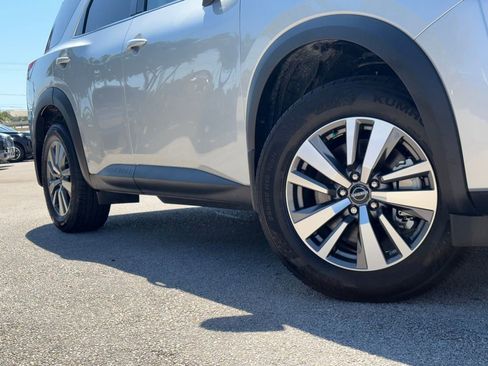Used 2025 Nissan Pathfinder SL FWD image 2