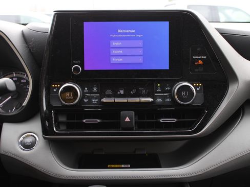 Used 2023 Toyota Highlander XLE image 12