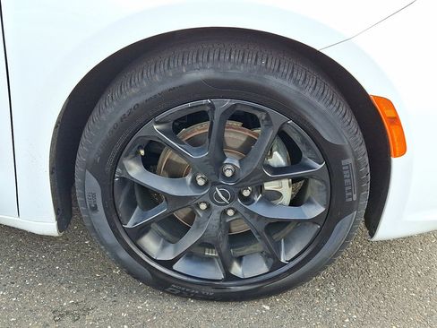 Used 2025 Chrysler Pacifica Limited image 9