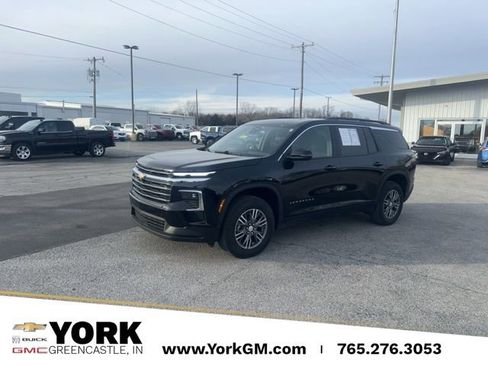 Used 2025 Chevrolet Traverse LT image 1