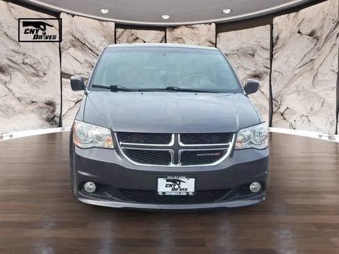 Used 2017 Dodge Grand Caravan SXT FWD image 2