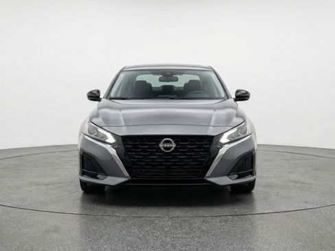 Used 2025 Nissan Altima 2.5 SV image 2