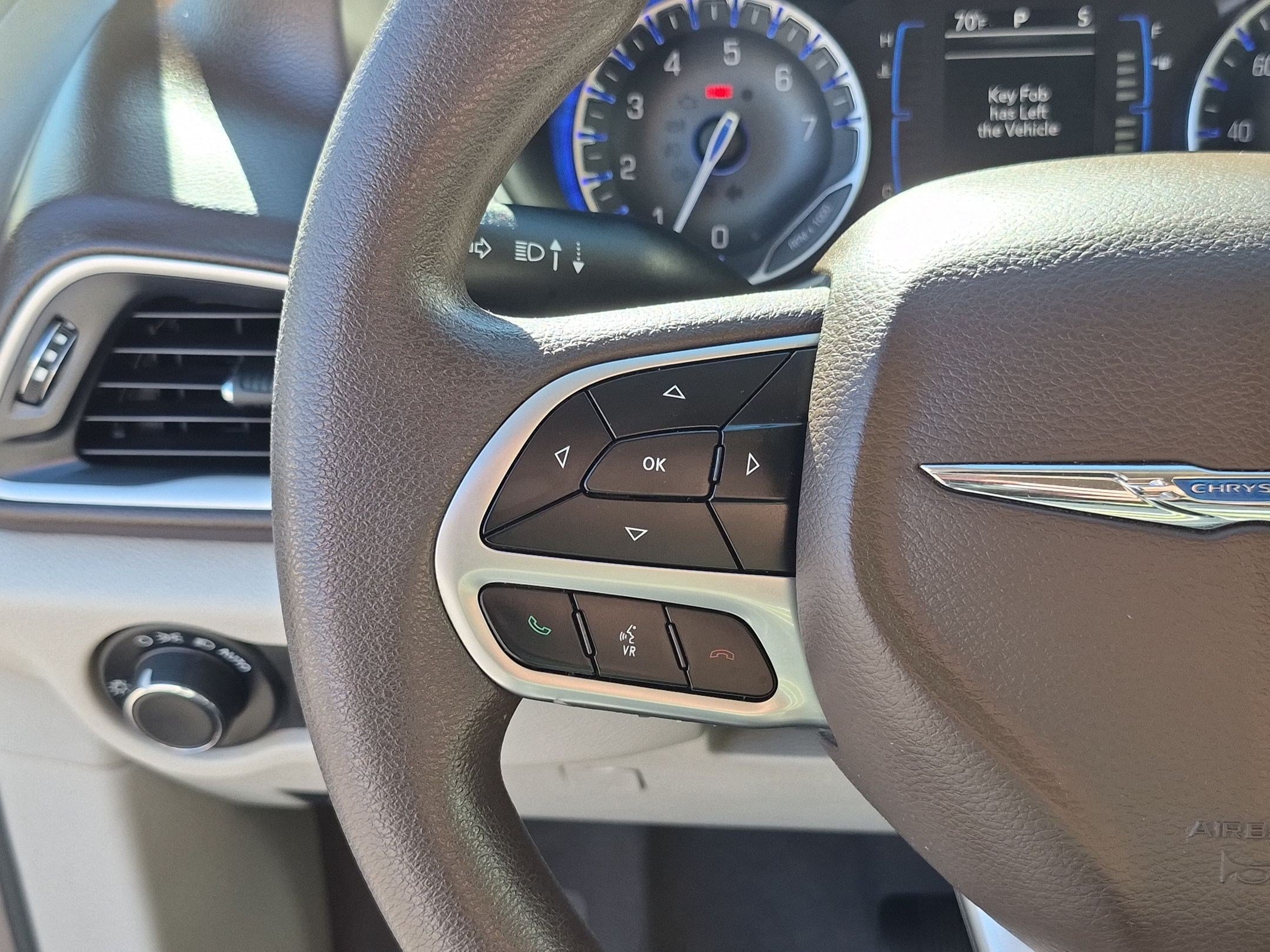 Used 2017 Chrysler Pacifica Touring FWD image 19