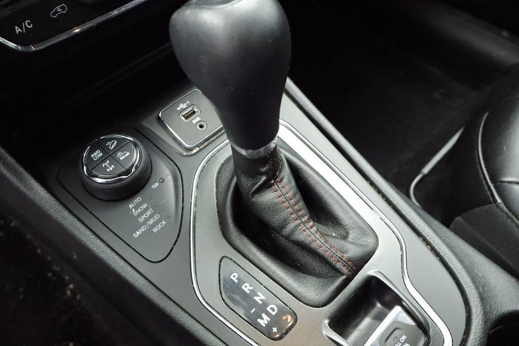 Used 2019 Jeep Cherokee Trailhawk w/ Cold Weather Group AWD/4WD image 31