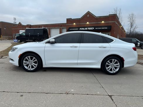 Used 2017 Chrysler 200 Limited Platinum image 10