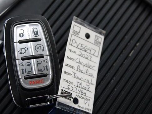 Used 2023 Chrysler Pacifica Touring-L image 35
