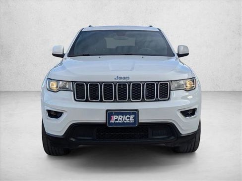 Used 2021 Jeep Grand Cherokee Laredo image 2