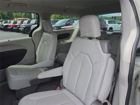 Used 2020 Chrysler Pacifica Touring-L FWD image 13