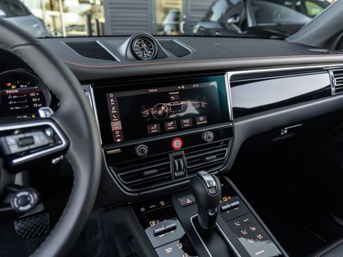 Certified 2026 Porsche Macan S AWD/4WD image 28