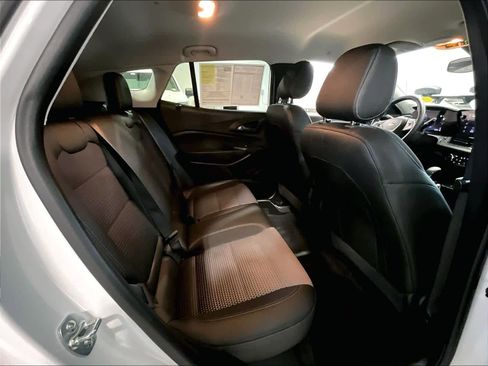 Used 2025 Chevrolet Trax LT w/ LT Convenience Package image 16