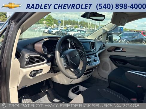 Used 2023 Chrysler Voyager LX FWD image 4