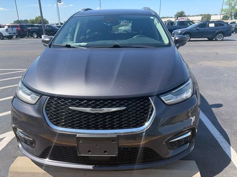 Used 2021 Chrysler Pacifica Touring-L FWD image 2