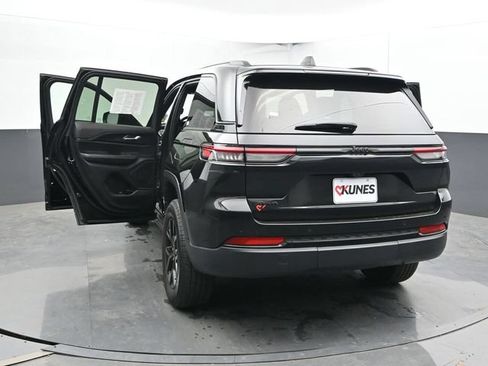 Used 2025 Jeep Grand Cherokee Altitude AWD/4WD image 50
