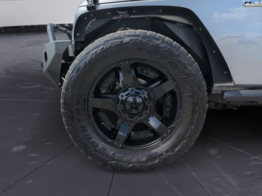 Used 2015 Jeep Wrangler Unlimited Sahara w/ Connectivity Group AWD/4WD image 22