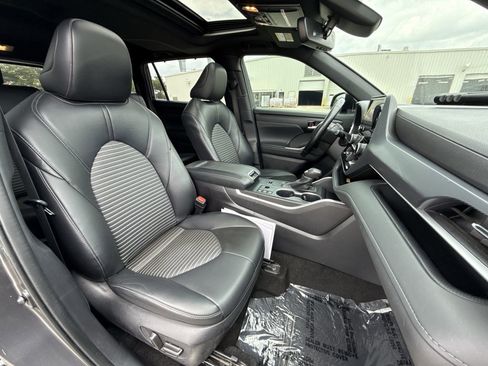 Used 2023 Toyota Highlander XSE FWD image 27