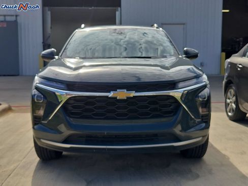 Used 2025 Chevrolet Trax LT FWD image 2