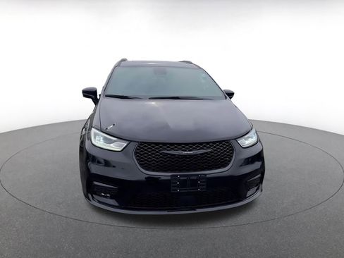 Used 2025 Chrysler Pacifica Limited image 4