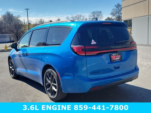 New 2026 Chrysler Pacifica Select image 5