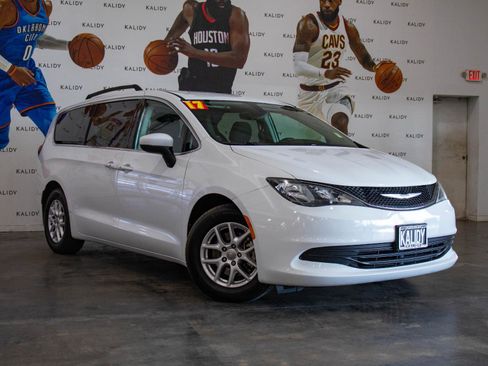 Used 2017 Chrysler Pacifica Touring image 2