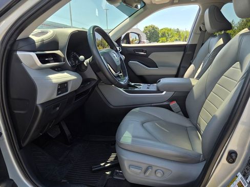 Certified 2024 Toyota Highlander XLE FWD image 5