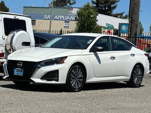 Used 2025 Nissan Altima 2.5 SV FWD image 8