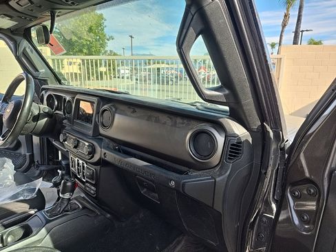 Used 2018 Jeep Wrangler Unlimited Sport S image 25