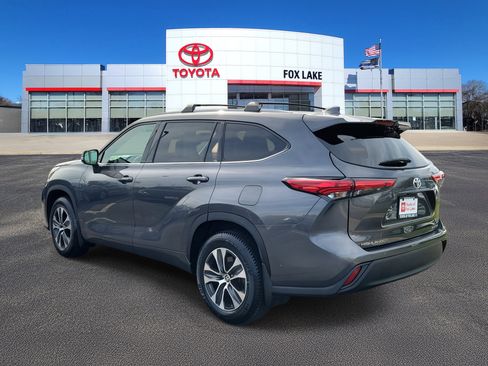 Used 2022 Toyota Highlander XLE image 3