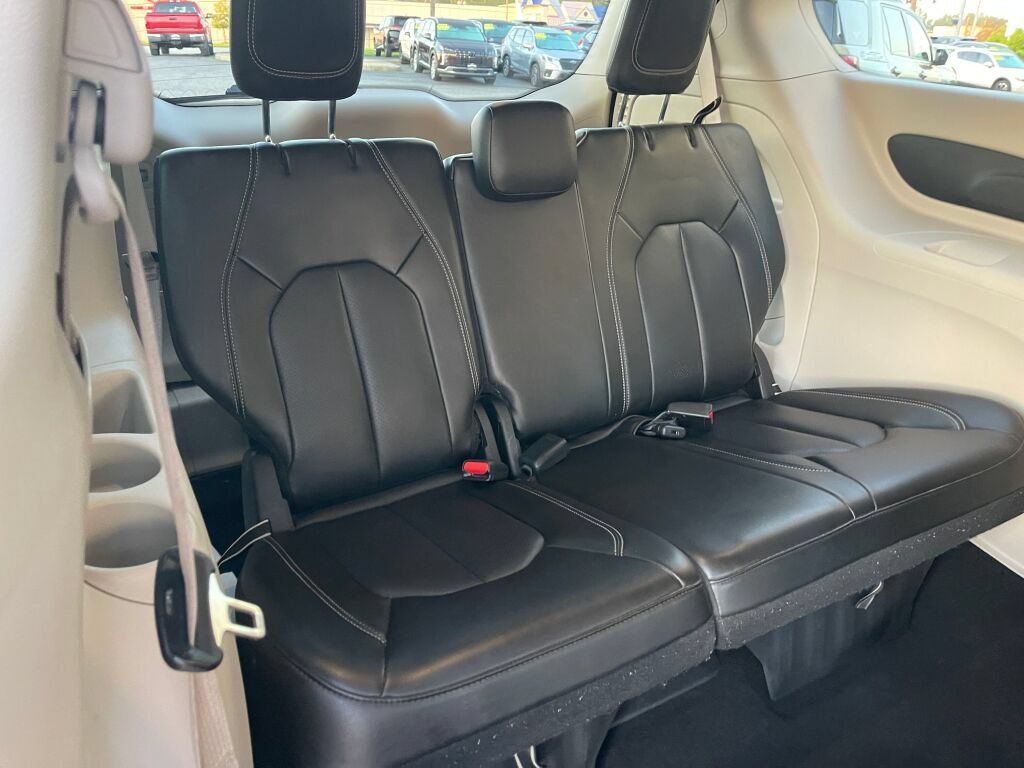 Used 2023 Chrysler Pacifica Touring-L FWD image 28
