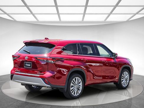 Used 2026 Toyota Highlander Platinum AWD/4WD image 4