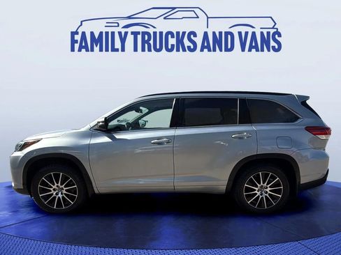 Used 2017 Toyota Highlander SE w/ Carpet Mat Package AWD/4WD image 2