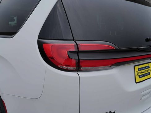 Used 2025 Chrysler Pacifica Limited FWD image 9