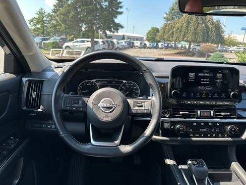 Used 2023 Nissan Pathfinder SL AWD/4WD image 16