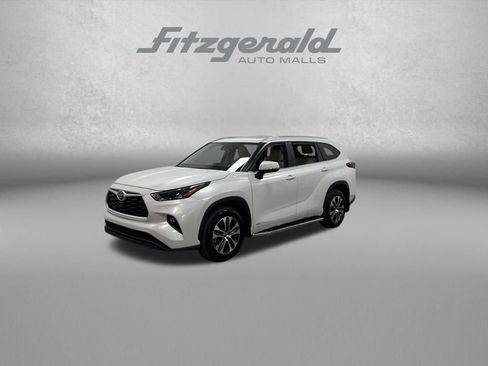Used 2025 Toyota Highlander XLE image 1