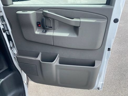Used 2018 Chevrolet Express 2500 Extended RWD image 17