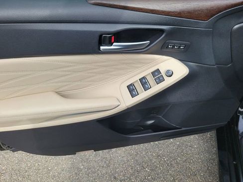 Used 2019 Toyota Avalon Limited image 14