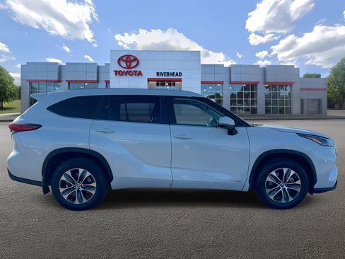 Used 2023 Toyota Highlander XLE image 3