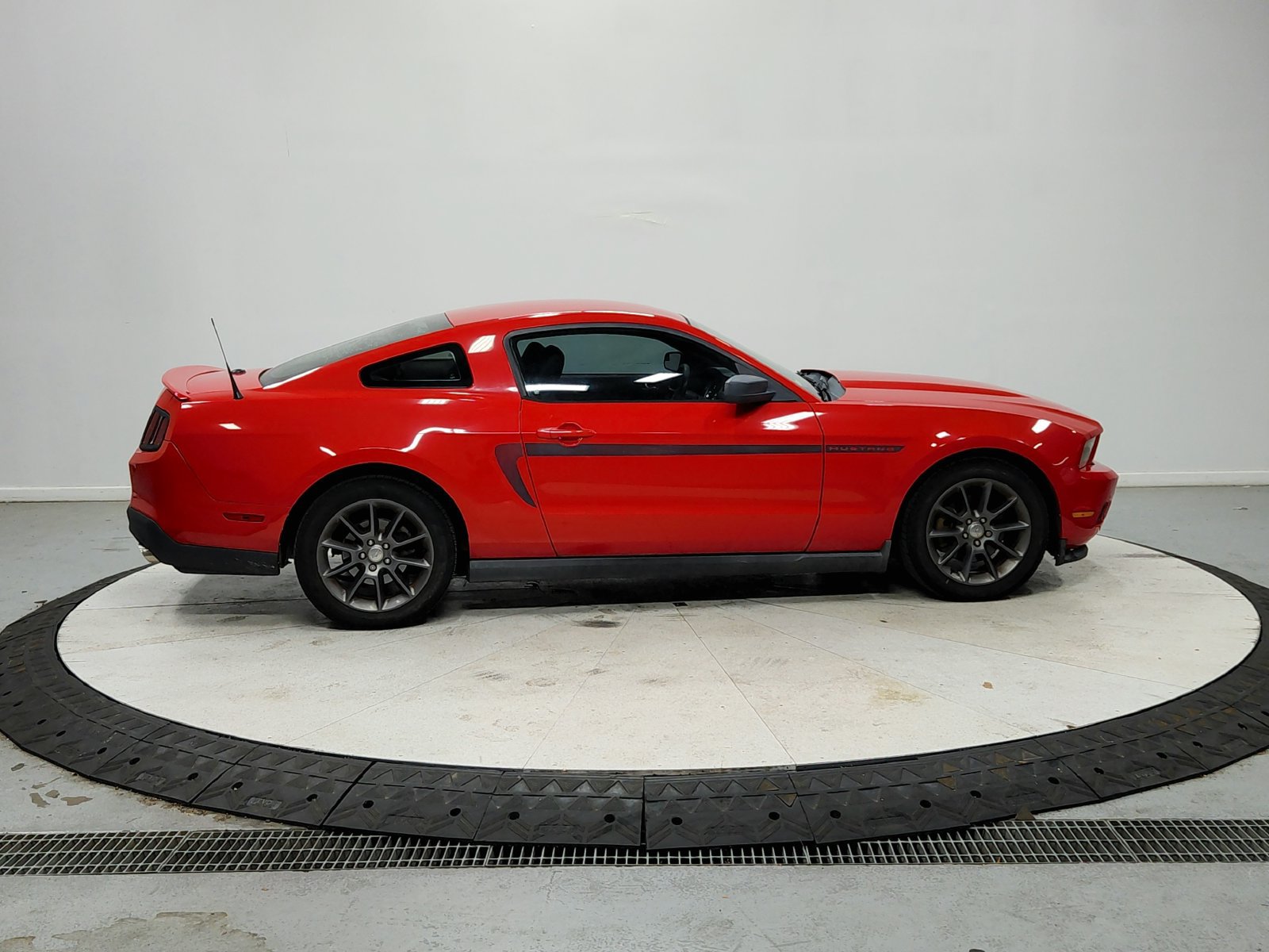 Used 2011 Ford Mustang Premium w/ 203A Rapid Spec Order Code RWD image 9