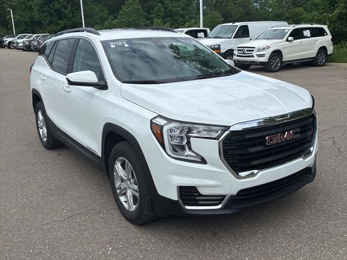 Used 2023 GMC Terrain SLE w/ Driver Convenience Package AWD/4WD image 4