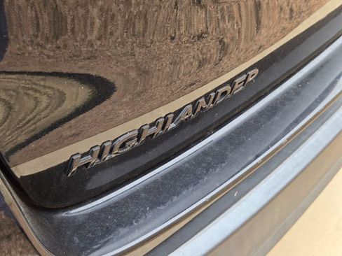 Used 2019 Toyota Highlander SE w/ Nightshade Edition AWD/4WD image 14