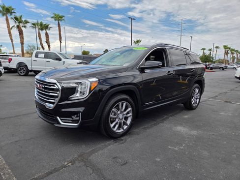 Used 2024 GMC Terrain SLT FWD image 2