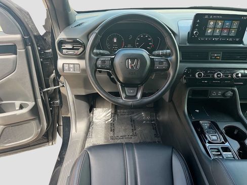 Used 2025 Honda Pilot TrailSport image 23