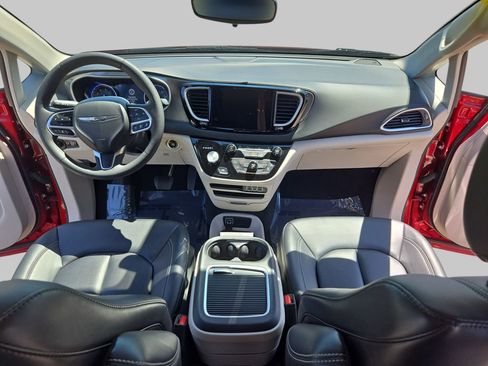 Used 2024 Chrysler Pacifica Touring-L FWD image 10