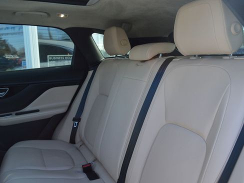 Used 2020 Jaguar F-PACE Premium image 16