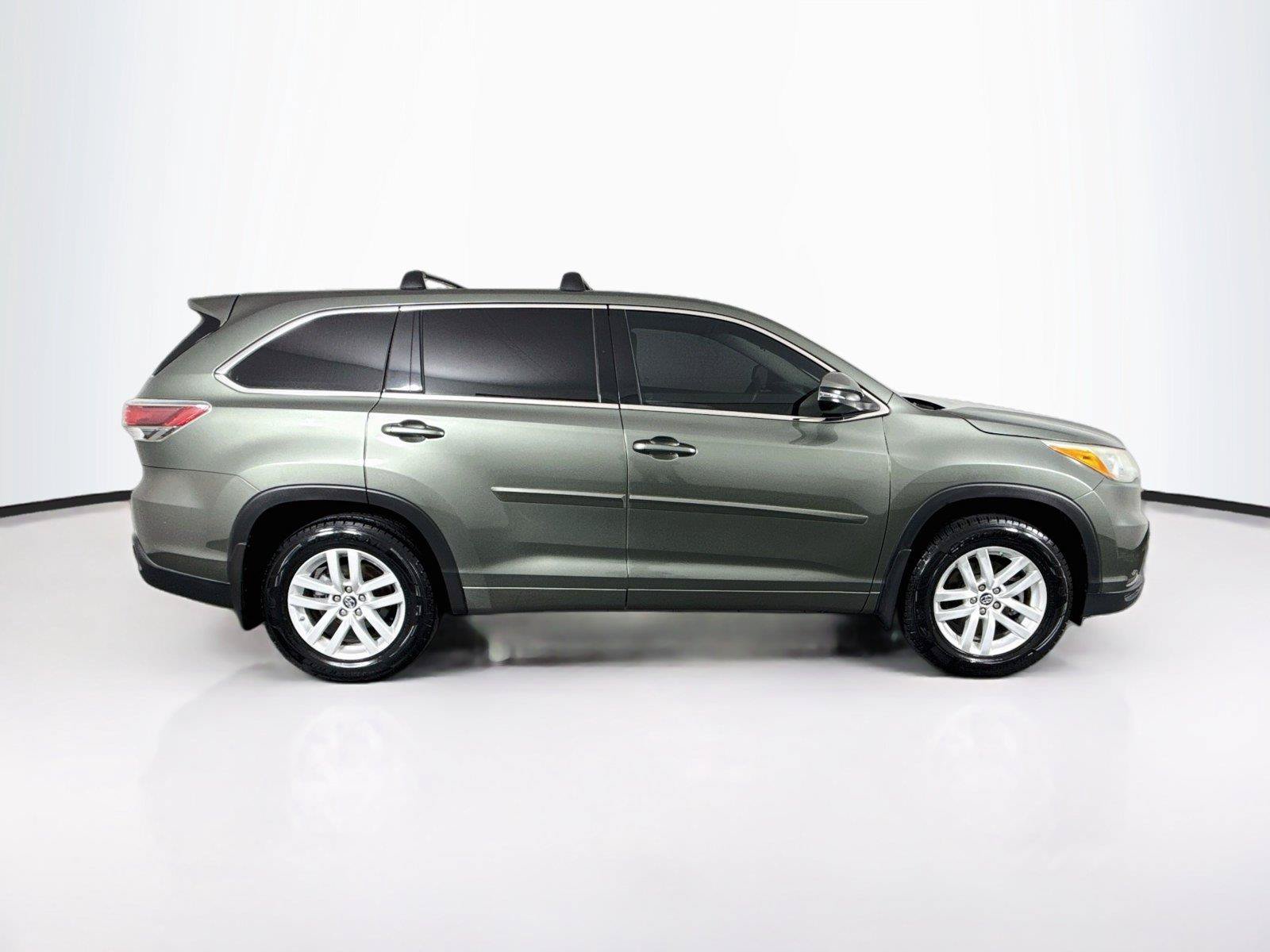 Used 2016 Toyota Highlander LE AWD/4WD image 8