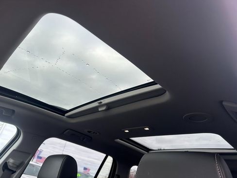 Used 2022 GMC Acadia SLT w/ Technology Package image 24