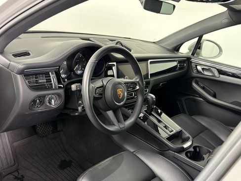 Certified 2024 Porsche Macan AWD/4WD image 4