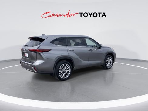 Certified 2026 Toyota Highlander Platinum image 8