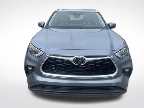 Used 2022 Toyota Highlander XLE image 2